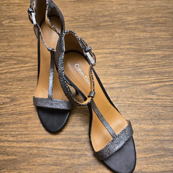 CALVIN KLEIN Nasi Strappy T-Strap Open Toe Heels - Black/Gold/Silver - Size 6.5M - Picture 1 of 16